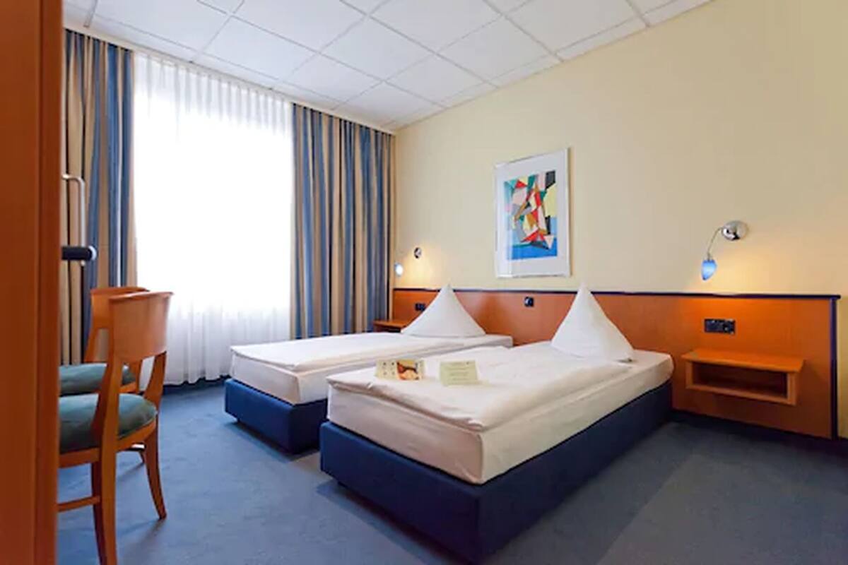 Hypo-allergenic bedding, desk, blackout drapes, free WiFi