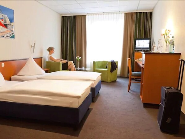 Hypo-allergenic bedding, desk, blackout curtains, free WiFi