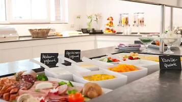 Tägliches Frühstücksbuffet (8 EUR pro Person)