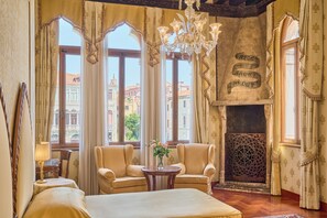 Hypo-allergenic bedding, minibar, in-room safe, individually decorated - Hotel Palazzo Stern (Venice)