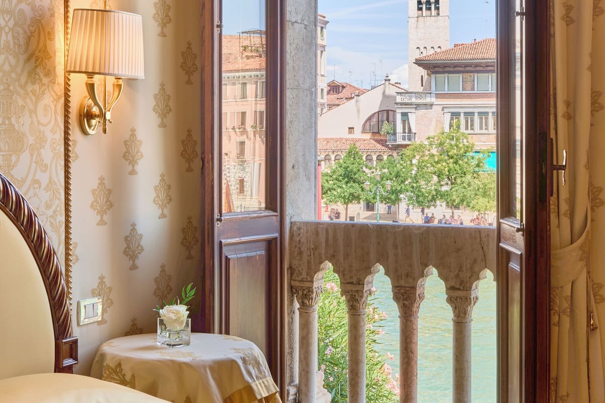 Habitación Deluxe con 1 cama matrimonial o 2 individuales (Grand Canal View) | Ropa de cama hipoalergénica y minibar