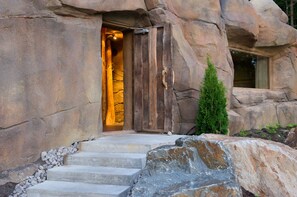 Couples treatment rooms, deep-tissue massages, Swedish massages