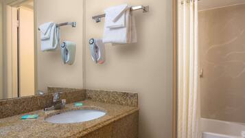 Combined shower/bathtub, free toiletries, towels