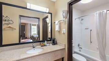 Combined shower/bathtub, free toiletries, hair dryer, towels