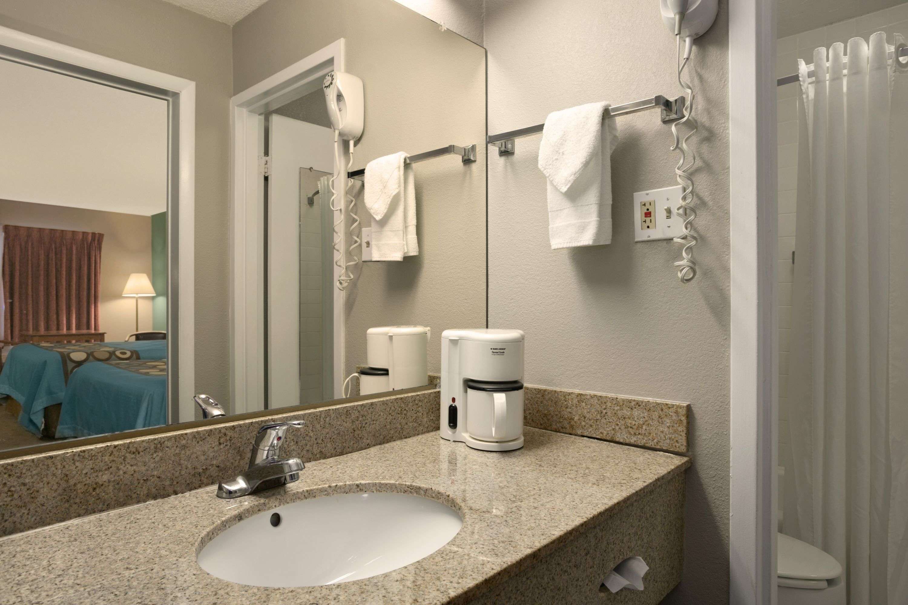Bathroom | Combined shower/tub, free toiletries, hair dryer, towels