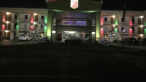 Een hotelingang met een bord waarop 
