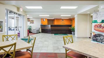 Esmorzar diari d'estil bufet gratuït