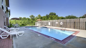 Seasonal outdoor pool, pool umbrellas, sun loungers