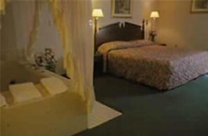 Escritorio, wifi gratis, ropa de cama