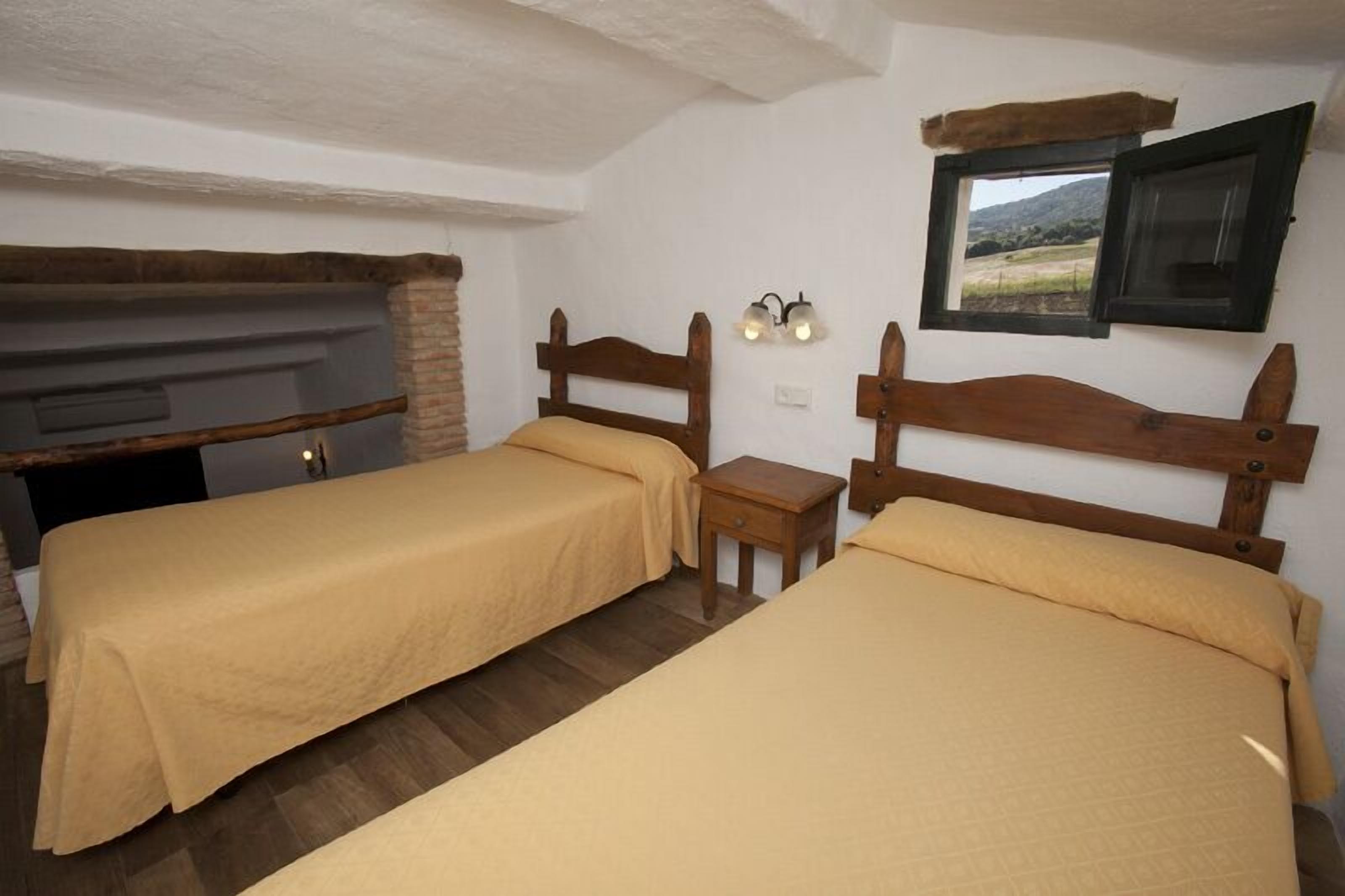 1 bedroom, hypo-allergenic bedding, down duvets, desk