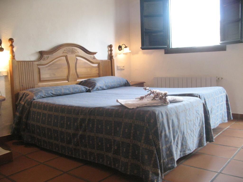 Ropa de cama hipoalergénica, cubrecamas, escritorio y wifi gratis 