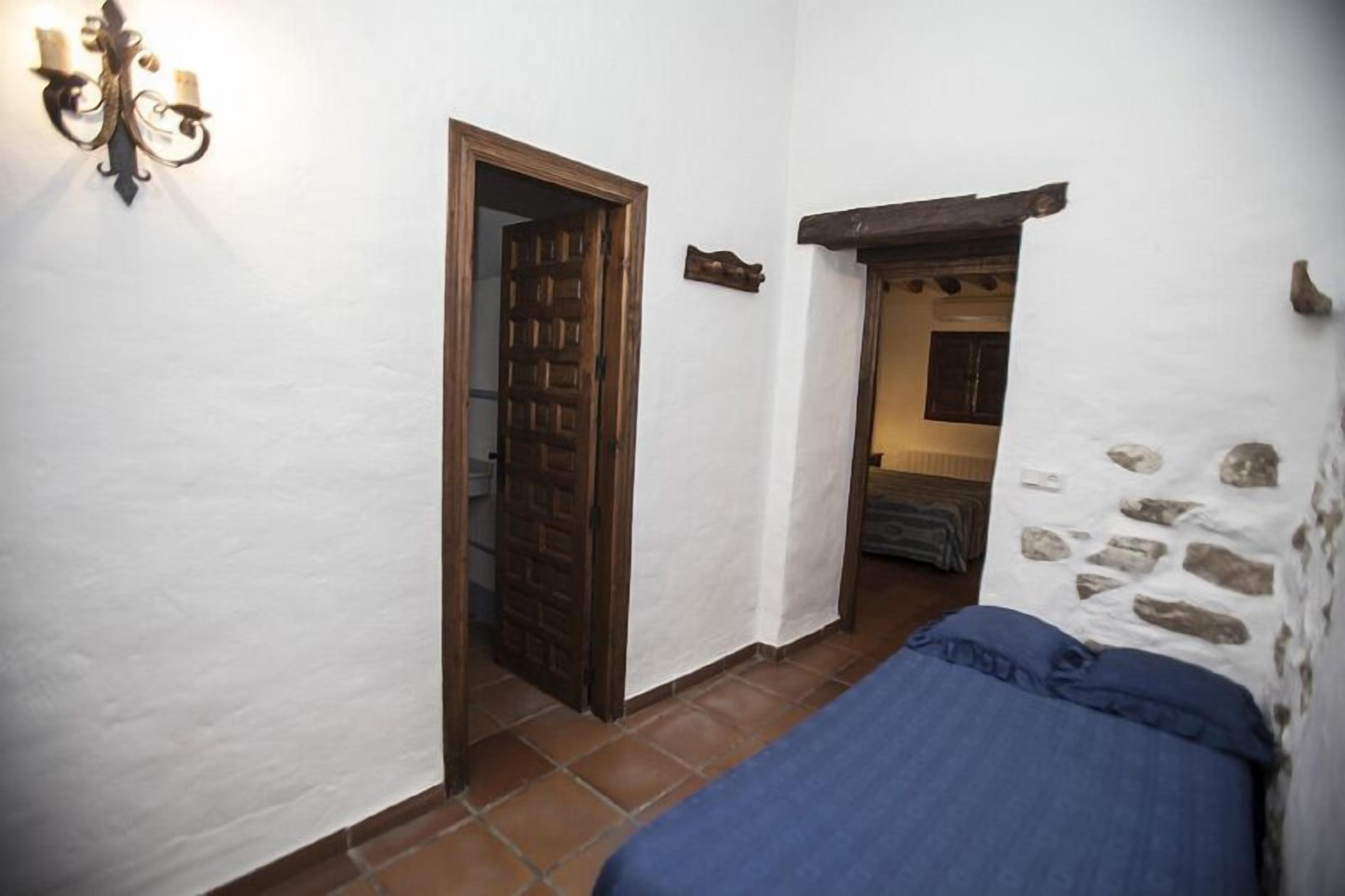 1 bedroom, hypo-allergenic bedding, down duvets, desk