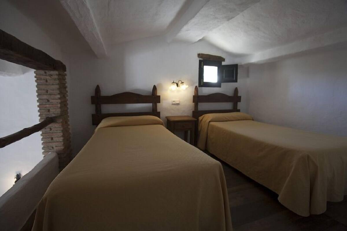 1 bedroom, hypo-allergenic bedding, down duvets, desk