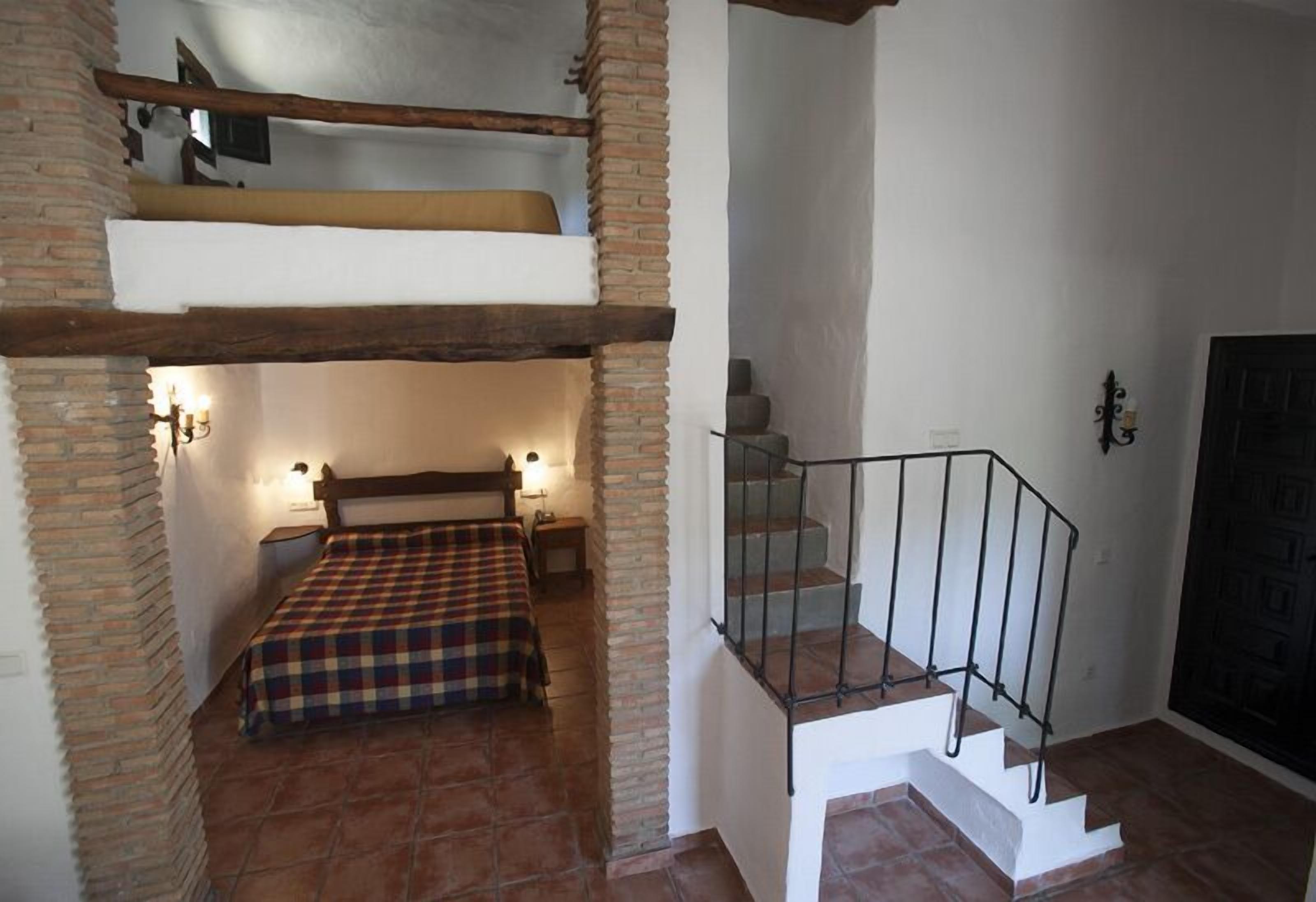 1 bedroom, hypo-allergenic bedding, down duvets, desk