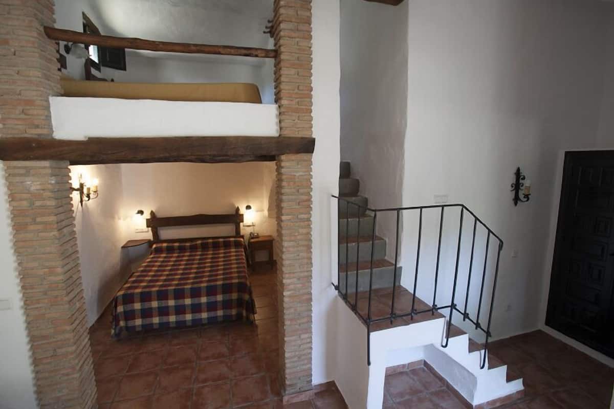 1 bedroom, hypo-allergenic bedding, down duvets, desk