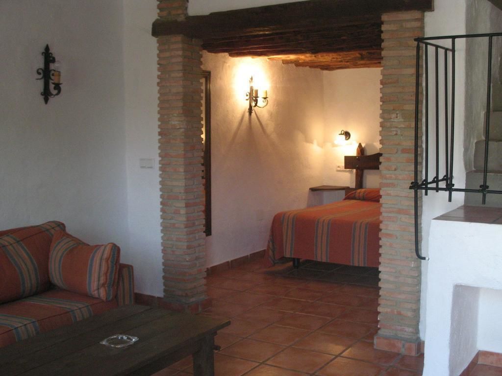 1 bedroom, hypo-allergenic bedding, down duvets, desk