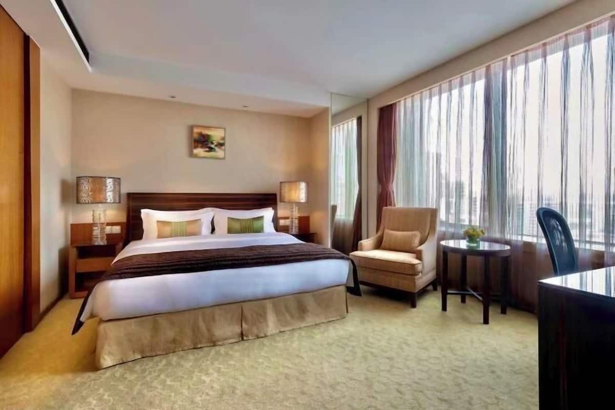 Peralatan tempat tidur premium, bar mini, peti besi dalam bilik, meja