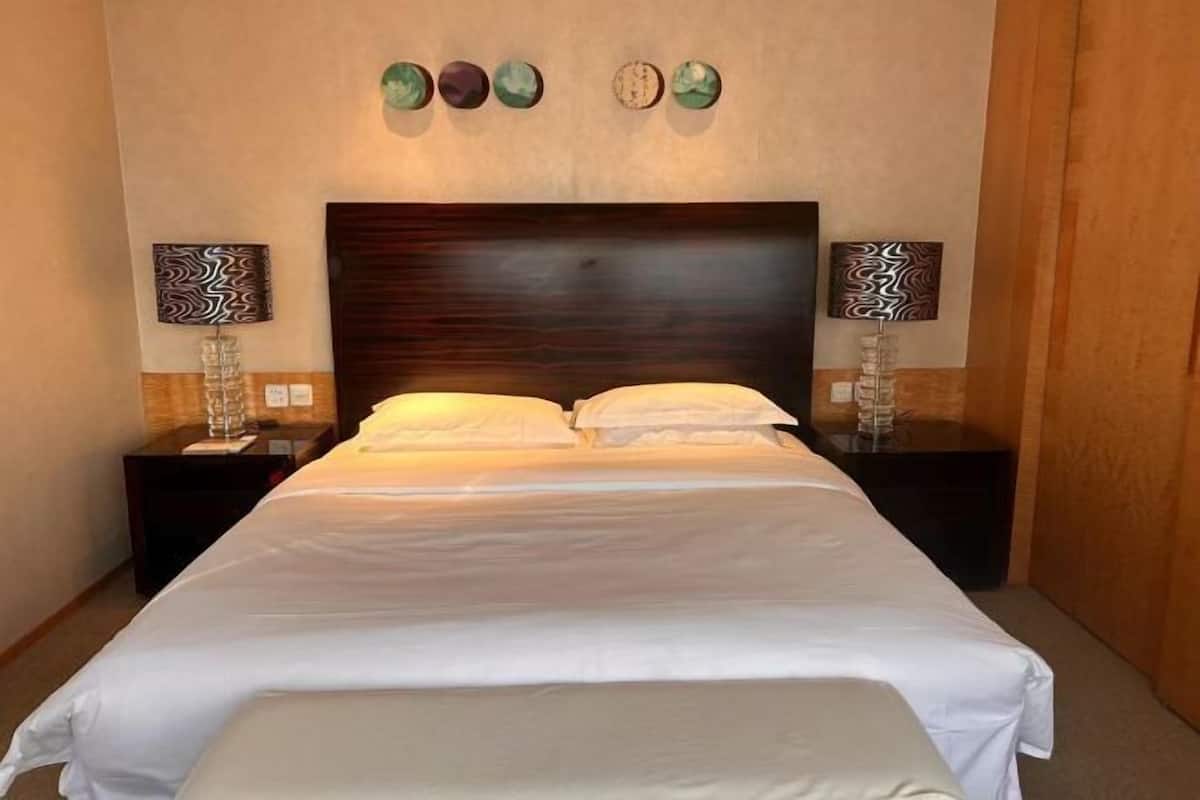 Peralatan tempat tidur premium, bar mini, peti besi dalam bilik, meja