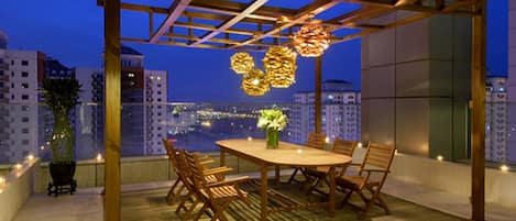 Bộ đồ giường cao cấp, minibar, két bảo mật tại phòng, bàn