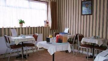 Free daily English breakfast