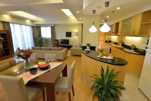 Suite Deluks, 3 kamar tidur | Area keluarga | Smart TV 42-inci dengan saluran TV kabel dan TV