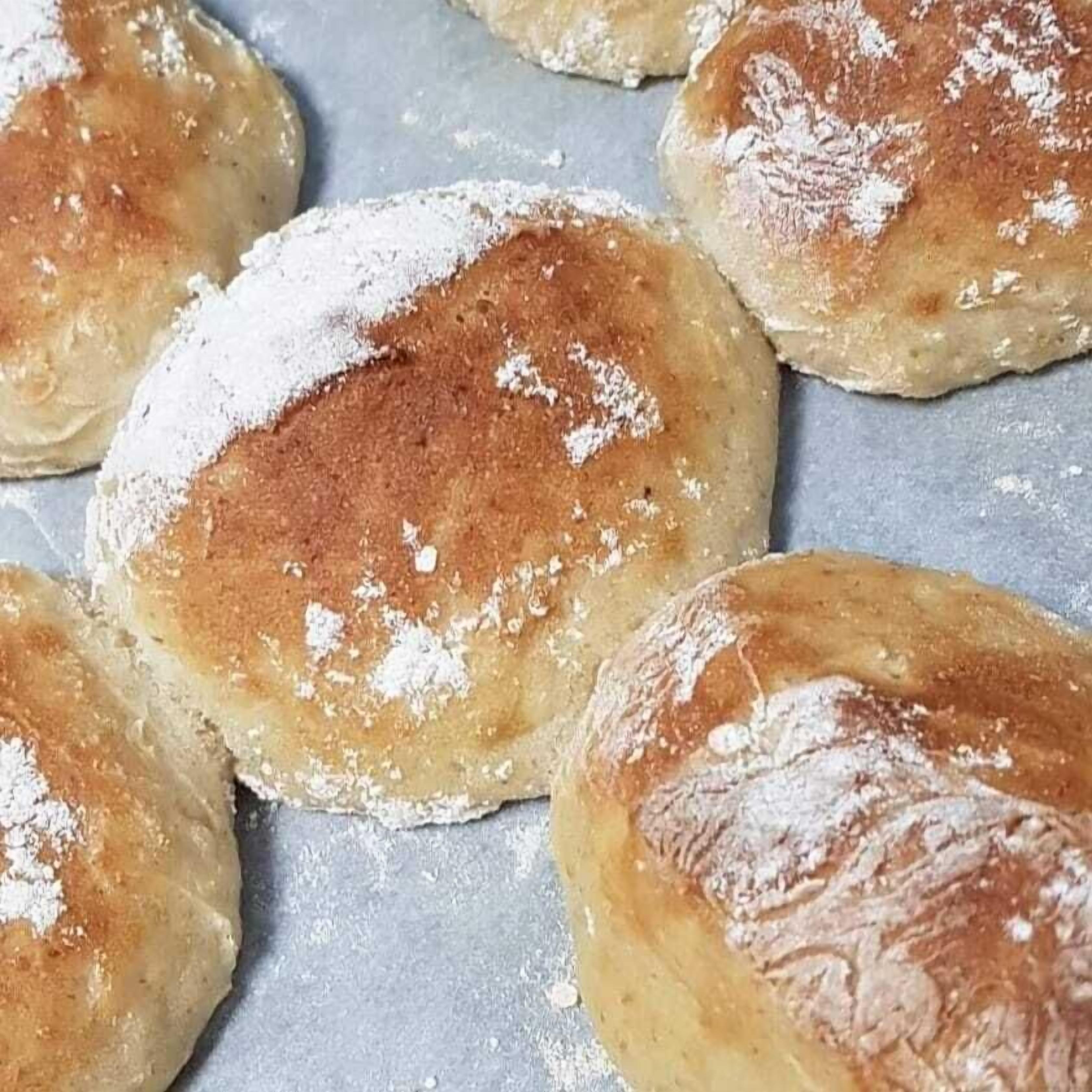 Een schaal met ronde gebakjes, bestoven met poedersuiker.