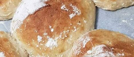 Een schaal met ronde gebakjes, bestoven met poedersuiker.