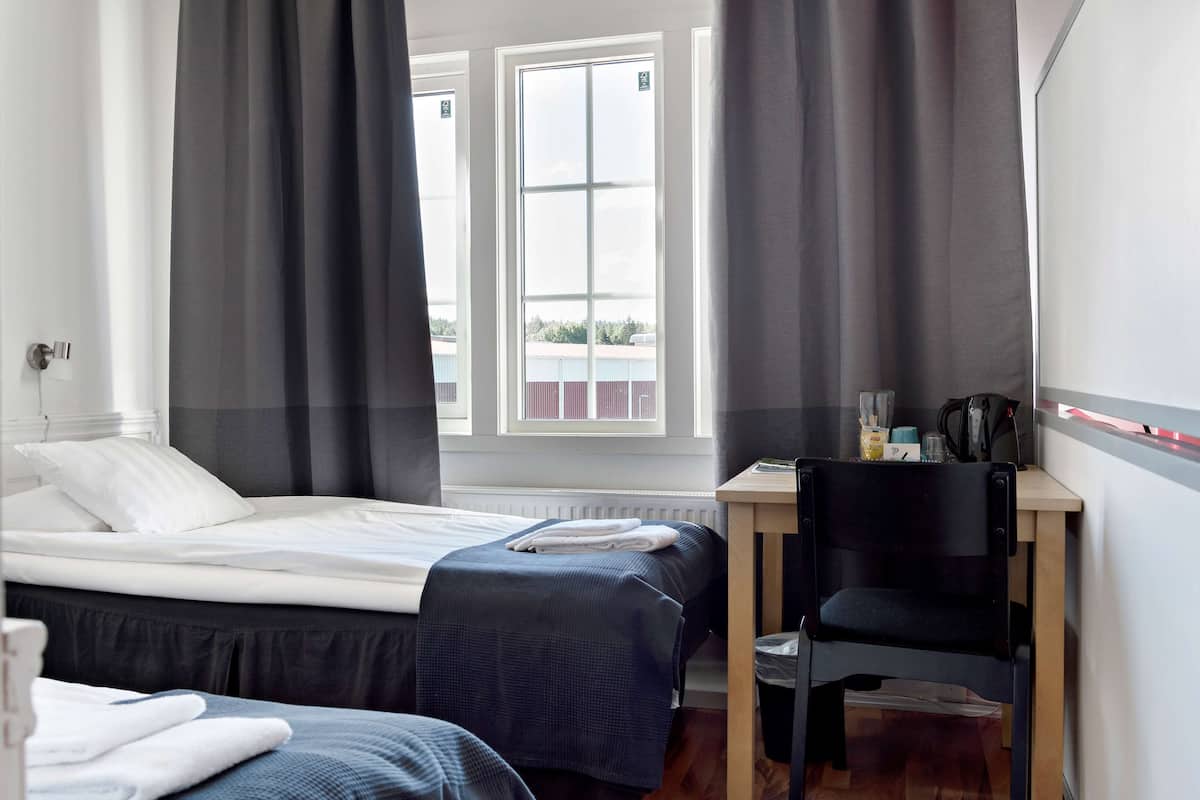 ห้องแฟมิลี่, เตียงเดี่ยว 2 เตียง, ปลอดบุหรี่ (Bunk beds) | โต๊ะทำงาน, ผ้าม่านกันแสง, เตารีด/โต๊ะรีดผ้า, Wi-Fi ฟรี