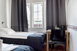 Familjerum - 2 enkelsängar - icke-rökare (Bunk beds) | Skrivbord, mörkläggningsgardiner, strykjärn/strykbräda och gratis wi-fi