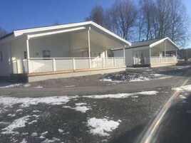 Escritorio, cortinas blackout y tabla de planchar con plancha