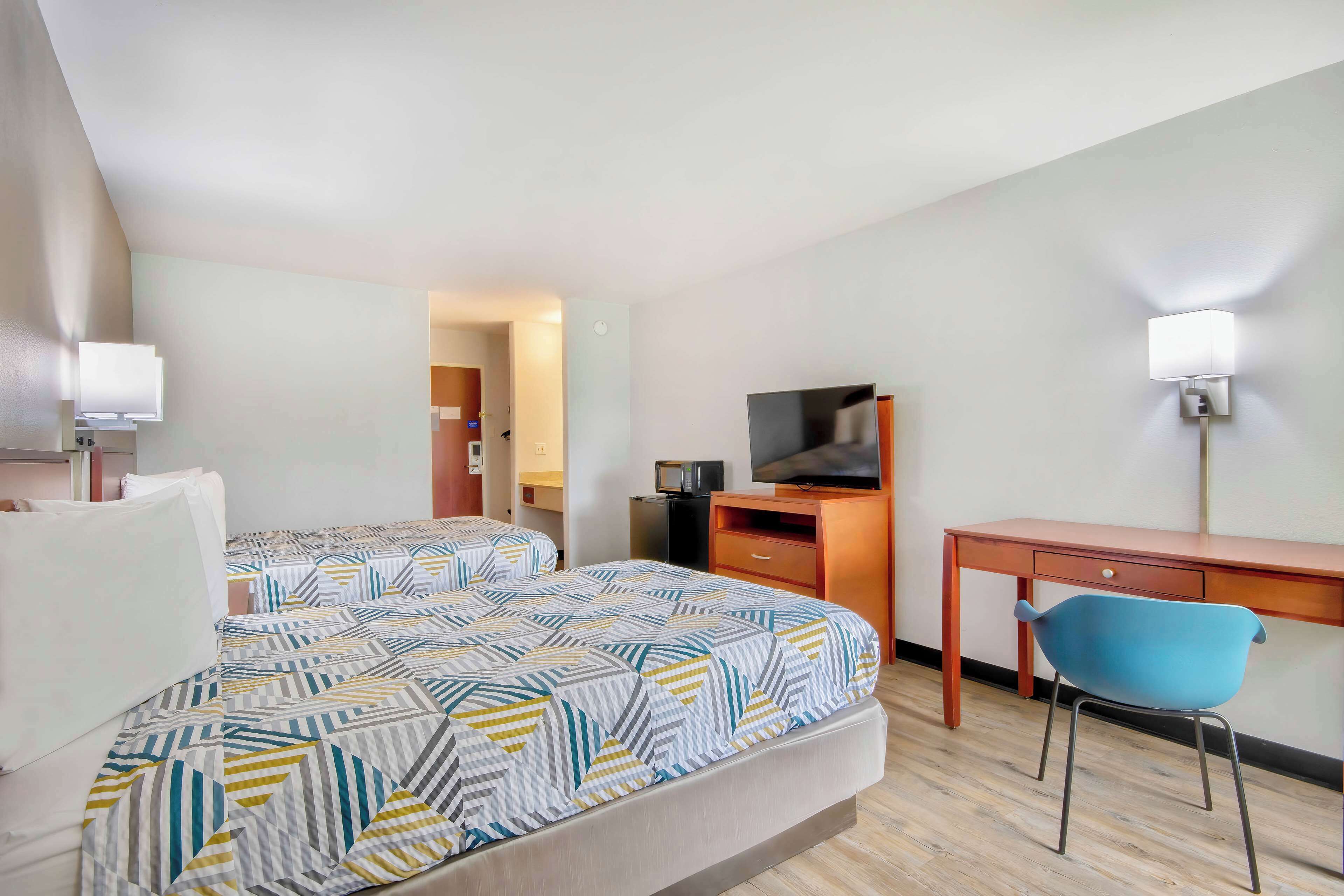 Escritorio, cortinas blackout y tabla de planchar con plancha 