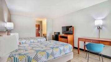 Escritorio, cortinas blackout y tabla de planchar con plancha