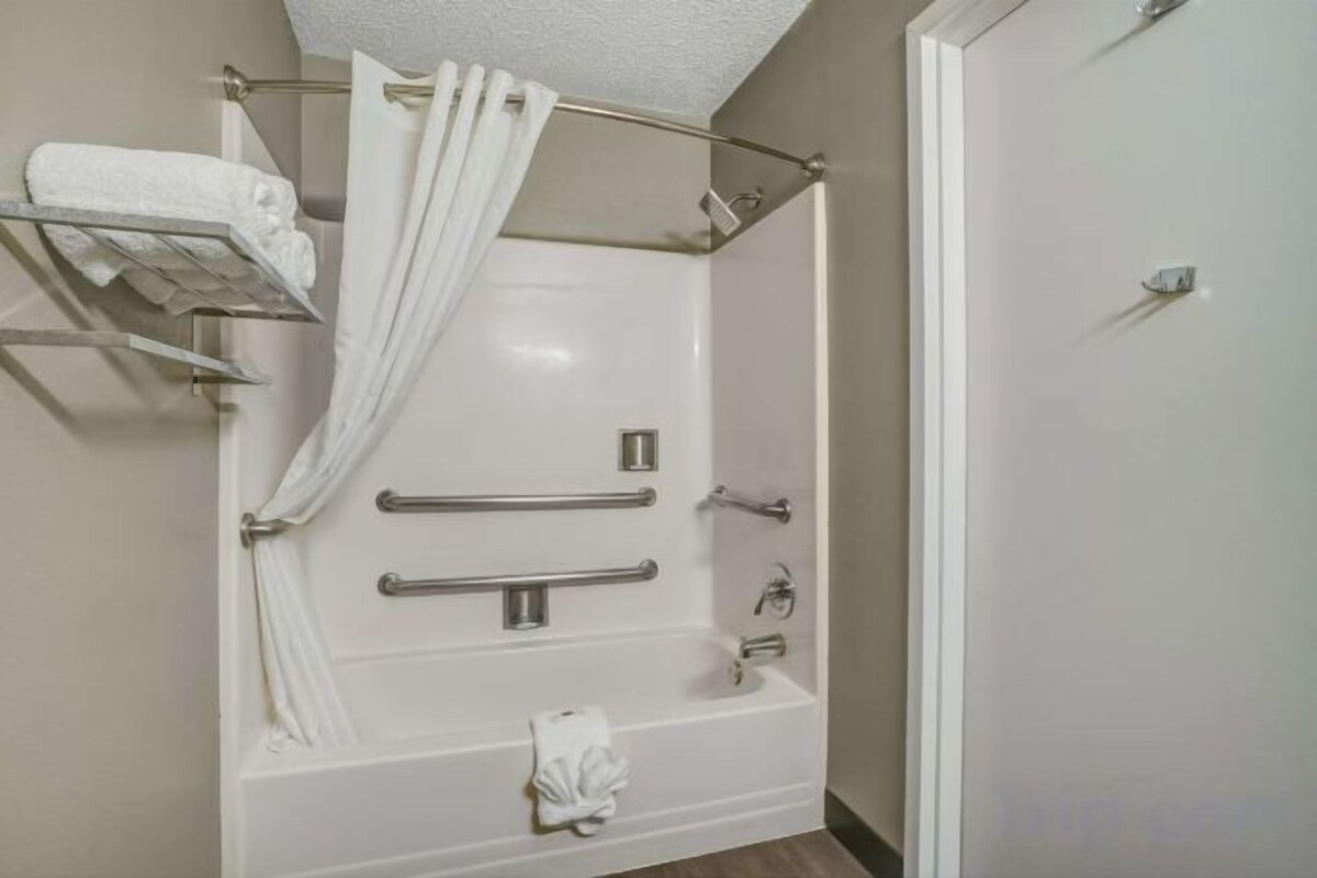 Ensemble douche/baignoire, sèche-cheveux, serviettes fournies