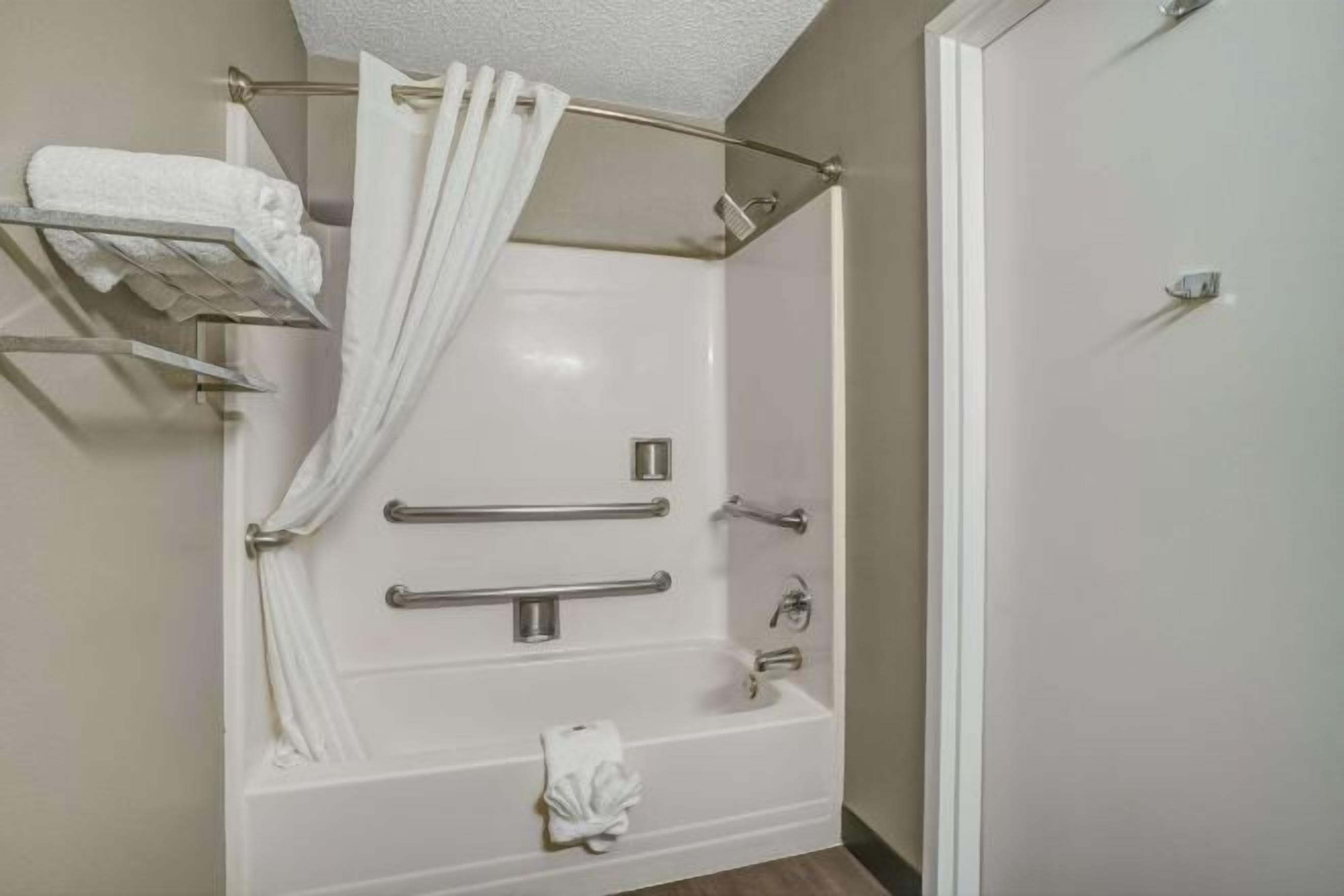 Combined shower/tub, hair dryer, towels