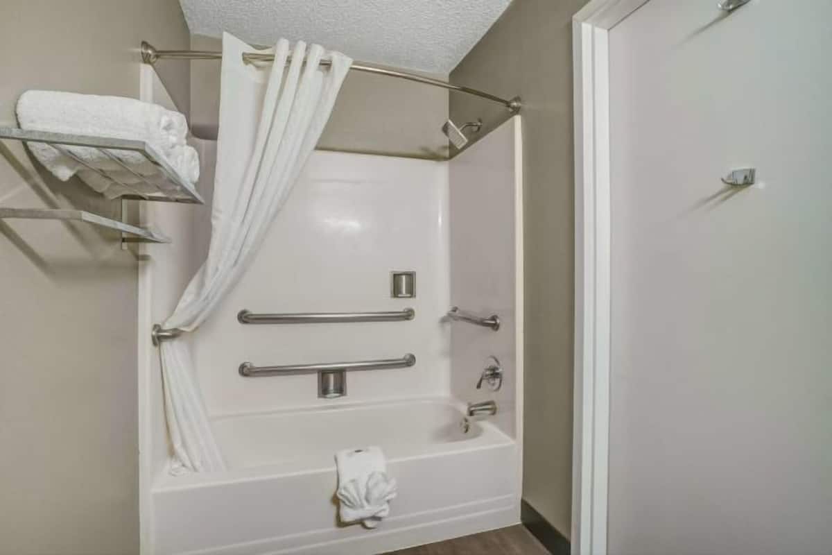 Combined shower/tub, hair dryer, towels