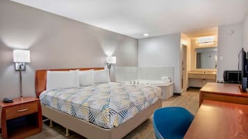 Escritorio, cortinas blackout y tabla de planchar con plancha