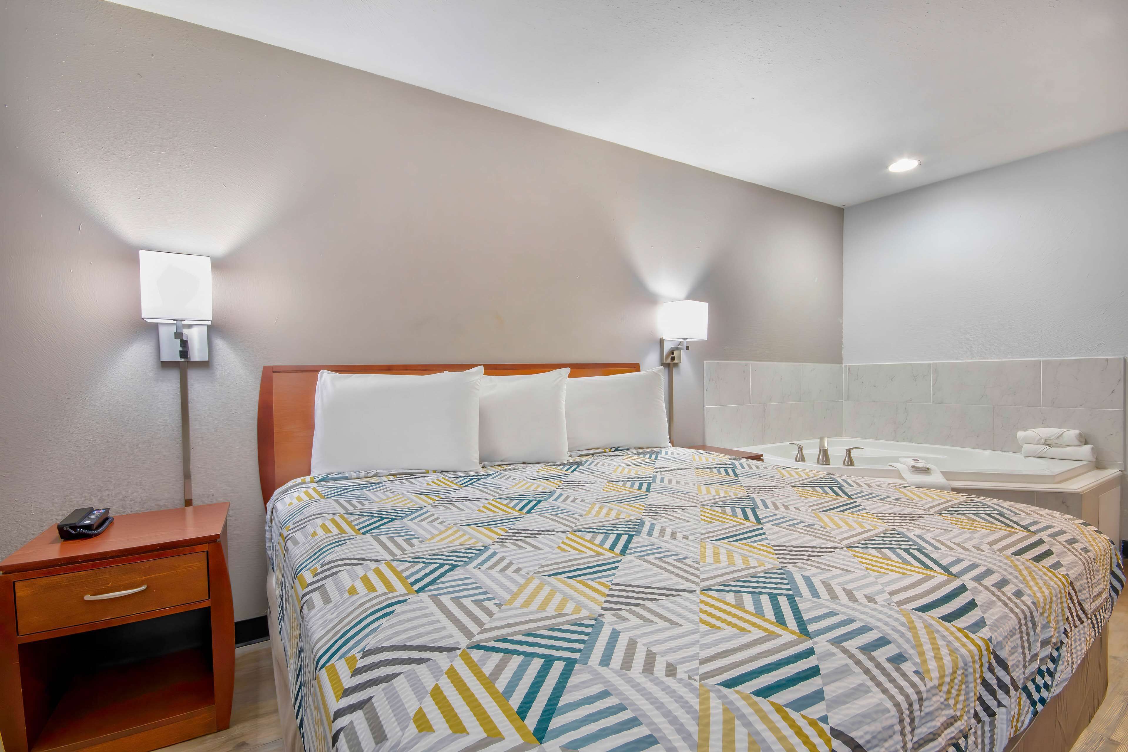 Escritorio, cortinas blackout y tabla de planchar con plancha 