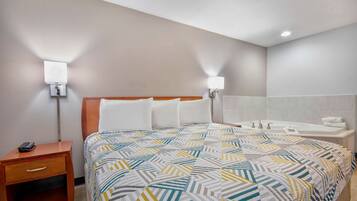 Escritorio, cortinas blackout y tabla de planchar con plancha