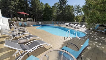 Una piscina cubierta, una piscina al aire libre de temporada, sombrillas