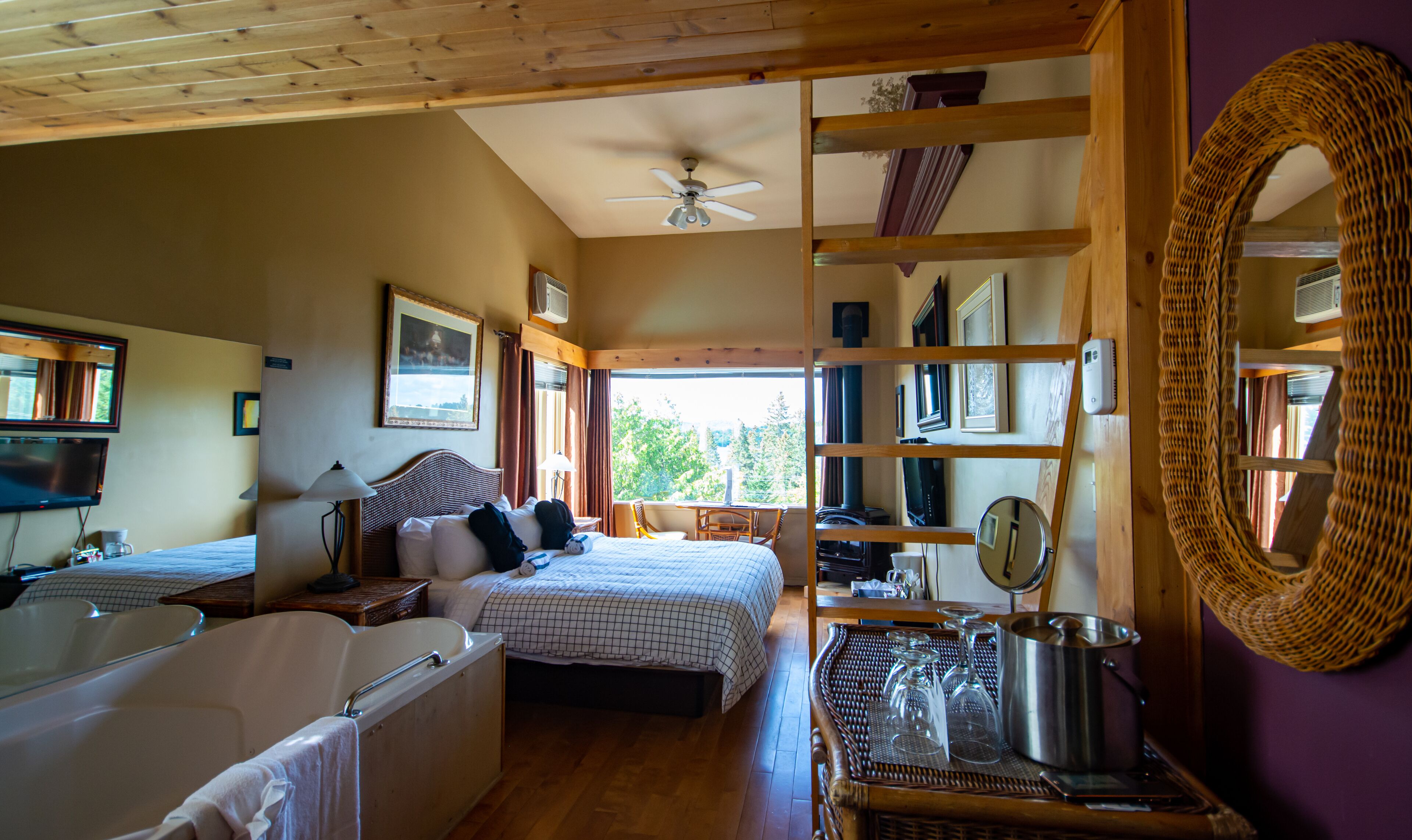 Suite, 1 très grand lit, foyer, bain tourbillon, vue partielle sur le lac