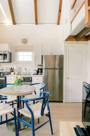 Two Bedroom Cottage - Pawana (Pet Friendly) | Cuisine privée | Réfrigérateur grande capacité avec congélateur, four à micro-ondes