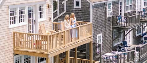 Deluxe Two Bedroom Cottage (Pet Friendly) | Balcony