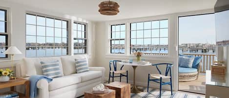 Two Bedroom Cottage - End of Rope (Pet Friendly) | Coin séjour | Télévision à écran plat, livres, vidéothÚque