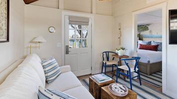 Chaumière Deluxe, 1 grand lit | Aire de séjour | Téléviseur à écran plat, livres, sélection de films