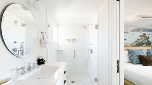 Deluxe Two Bedroom Cottage (Pet Friendly) | Bathroom | Shower, free toiletries, hair dryer, bathrobes