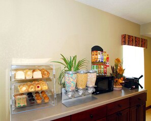 Café da manhã completo grátis todos os dias