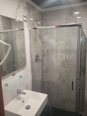 Ducha, artículos de higiene personal gratuitos, secador de pelo y bidé