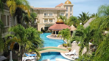 2 piscines extérieures, parasols de plage, chaises longues