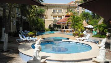 2 buitenzwembaden, parasols voor strand/zwembad