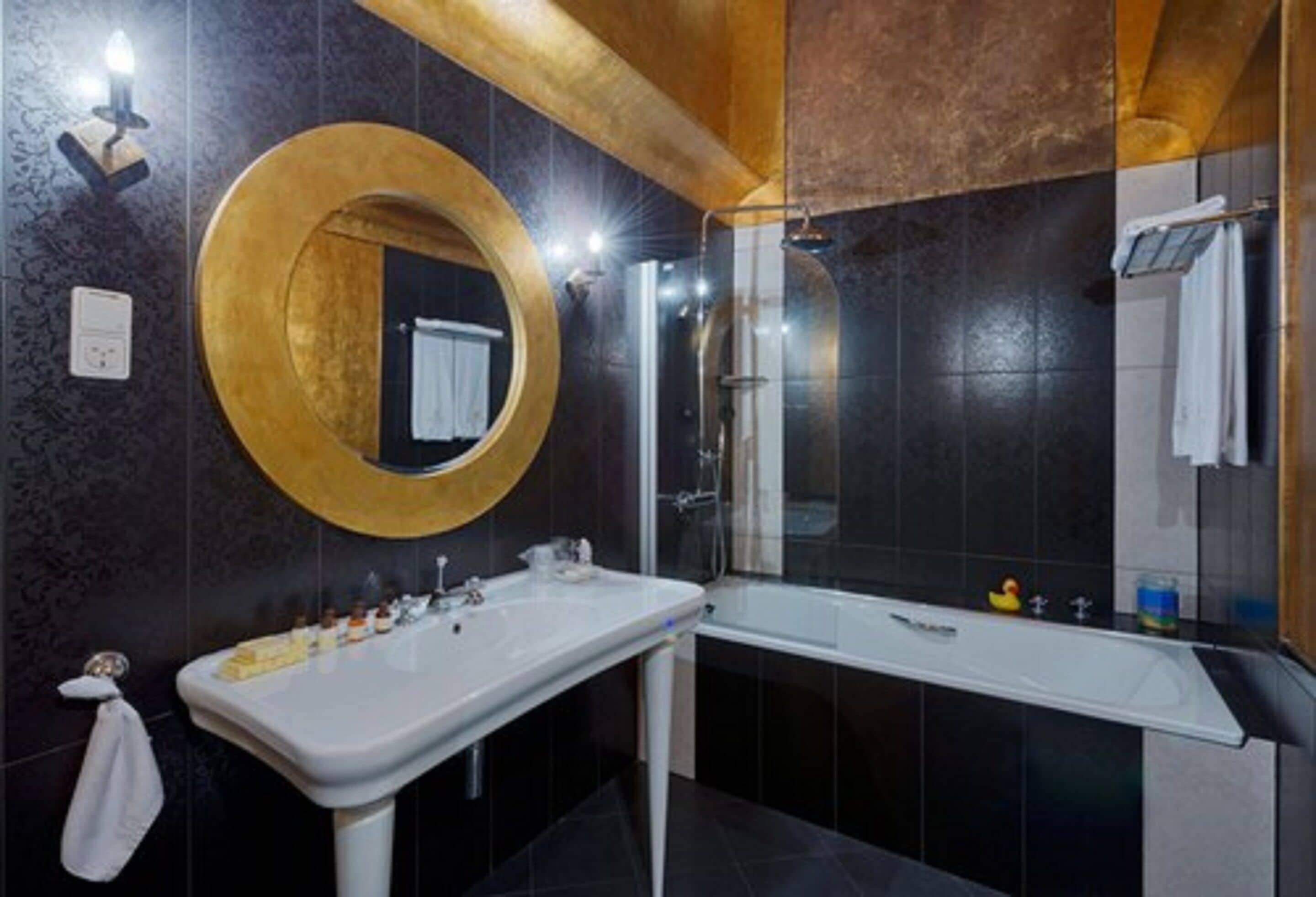 deluxe double or twin room | bathroom | combined shower/bathtub, free toiletries, hair dryer, bathrobes